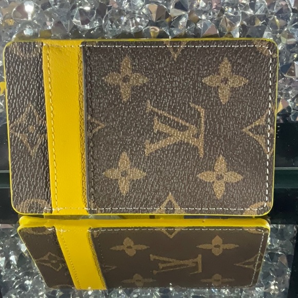 🔥LOUISE VUTTON🔥 MINION CARD HOLDER - Picture 2 of 4